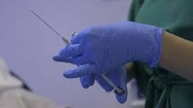jeringa en la mano del doctor